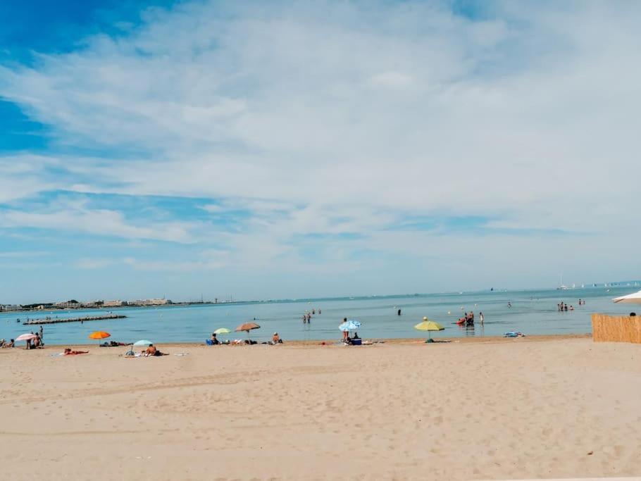 Duplex Centre Ville - 50M De La Plage - Clim - Garage - Netflix Le Grau-du-Roi Eksteriør bilde